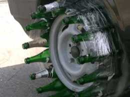 男子將啤酒瓶綁在車輪胎上代替車輪，結果令人目瞪口呆