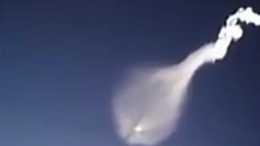 俄羅斯上空出現“水母狀”不明發光物，墜落半空消散開來，引起人們熱議