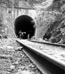 1933年“幽靈火車”帶104人失蹤，科學家上車又消失，科學也無解