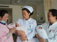 剛生下2個娃，正當家人慶祝是“雙胞胎”，護士說破：不是雙胞胎