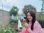楊鈺瑩低調的不像明星，在家穿碎花裙摘菜，滿身的優雅氣質!