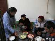 【感動】這個中國好爸爸，用雙手撫慰盲人，還讓他們走上了不歸路！