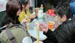 坐火車時，你見過最“奇葩”的是什麼？網友：北方的豆腐皮卷大蔥
