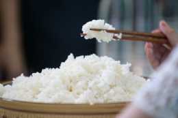 煮米飯，只加水是大錯，教你2個技巧，米飯粒粒分明，又香又軟
