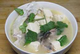 魚頭豆腐湯，先煎豆腐還是直接燉？做錯這1步，豆腐不入味魚頭腥