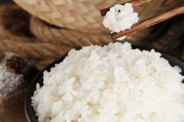 煮米飯時，只加水是大錯，多放2樣，米飯粒粒分明，又香又軟