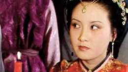 王熙鳳身為賈璉之妻, 為何卻又跟小叔賈蓉關係親密? 答案在第16回