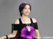 劉曉慶最新的造型，七彩翡翠戴在身上，網友估值大概有1億