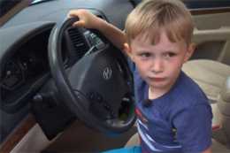 4歲男孩偷開爺爺的SUV去超市買糖果，有目擊者報了警