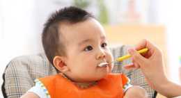 兒科醫生: 寶寶九月齡後就別吃米粉和雞蛋羹了, 輔食添不對娃遭罪
