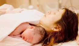 為何剛生完娃, 護士就抱寶寶給產婦看並問“是男是女? ”另有目的