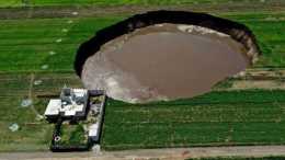 墨西哥突然發現巨坑，塌陷近5000方農田，不斷擴大已危及農宅