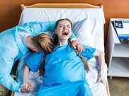 28歲產婦生下雙胞胎，醫生正要縫線時，產婦卻大喊“請等一下”