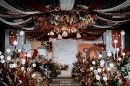 土陶色和珊瑚橙的搭配，營造出一場低調優雅的復古風婚禮