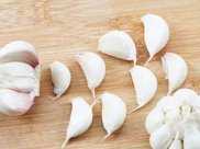 大蒜被譽為“天然抗生素”，平常不妨多吃，但吃大蒜也有注意事項