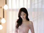 韓國美女孫允珠粉色蕾絲鏤空包臀裙展現S型曲線，裝扮溫柔典雅