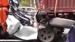 痛心！安徽一小轎車被大貨車追尾，前後夾擊壓扁，3人不幸身亡