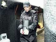 韓星克拉拉公益照曝光搬蜂窩煤手套比臉更白淨，被評作秀太明顯