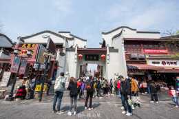 武漢旅遊必打卡之地的戶部巷，節假日人山人海，附近就是黃鶴樓