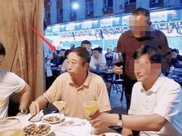 63歲馮鞏吃路邊攤被路人頻敬酒，老藝術家沒架子，小鮮肉汗顏嗎