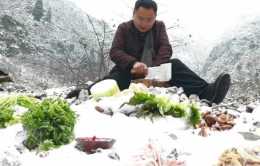 “吃貨小哥”雪山上吃火鍋，用雪當水使用，網友：這操作真的6！