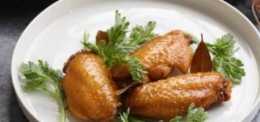 麻油雞在寶島那麼出名，一道美味的麻油雞翅是如何製作的？
