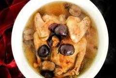 紅棗老鴿子湯，燉這個鴿子湯一定要燉夠火候，這樣才美味
