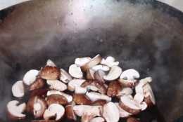 香菇最解饞的吃法，香酥過癮很美味，還帶著一絲鱔魚味