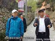 49歲歌唱家王宏偉，娶小10歲嬌妻，現滿頭白髮摟倆美女合影