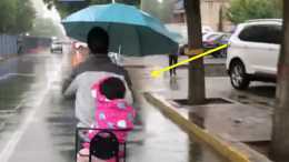 有種“爸帶娃”叫下雨天，2人共用一把傘，接下來一幕媽媽忍不住