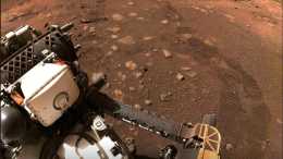 美國火星漫遊者毅力號在紅色星球表面上首次旋轉飛行