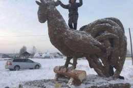 俄羅斯農夫用牛糞製作雕塑，吸引無數人膜拜
