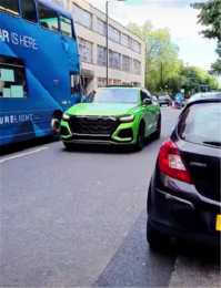 “蘋果綠”奧迪RSQ8現倫敦，車牌是“RSQ8”，和車型一模一樣