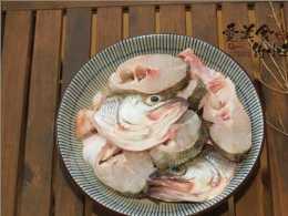 六月的鱸魚鮮美肥嫩,用潮汕貢菜做配菜,更能品嚐到魚肉的鮮與嫩
