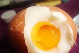 早餐最愛吃雞蛋，一頓能吃2,3個，醫生警告：這兩種雞蛋決不能吃