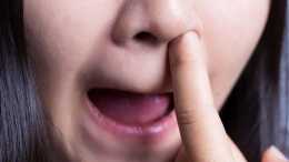 總愛“挖鼻孔”的孩子，長大後有3種後果可能顯現，父母別忽視