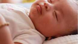 小嬰兒多大可以睡整覺？前四個月是“關鍵”，家長要進行睡眠引導