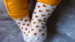 孩子睡眠期間需要穿襪子嗎？家長別搞錯了，要記住這幾點