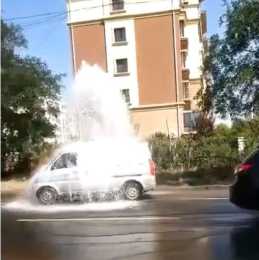 街邊免費洗車，看到第二輛車的神操作，網友：這還起沫了？