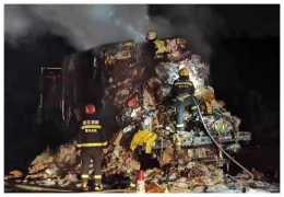 貨車起火，30噸壓縮廢紙燒燬了20多噸