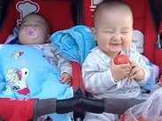 雙胞胎哥哥趁弟弟睡著偷吃西紅柿, 哥哥得意的表情笑噴媽媽