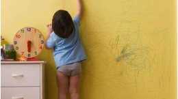 孩子在牆上亂塗亂畫，別臭罵孩子，幼兒老師歸納這5步，值得借鑑