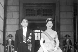 直擊日本皇室新娘婚紗照，美智子的最美，雅子優雅迷人