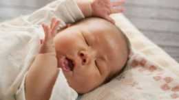 嬰兒睡覺時總被“嚇到”, 未必是因為膽子小, 家長可幫娃睡得更香