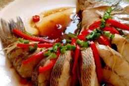 過年吃清蒸鱸魚，處理鱸魚是重點，做對了魚味鮮香又美味