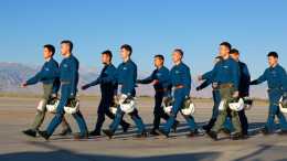 為什麼飛行員都是高軍銜軍官，且晉升速度也一般的軍官快？