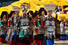 豐富多彩的彝族服飾，穿在身上的歷史，美到極致