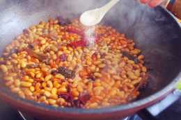 黃豆不光可以製作豆漿，還能做成一道下酒菜，黃豆綿軟口感好