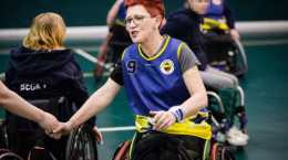 英國婦女身患 8 種腫瘤，只能坐輪椅出行，卻成了一名籃球高手。