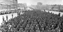 1944年，6萬德軍在莫斯科遊行6小時，走過之後街道滿地狼藉